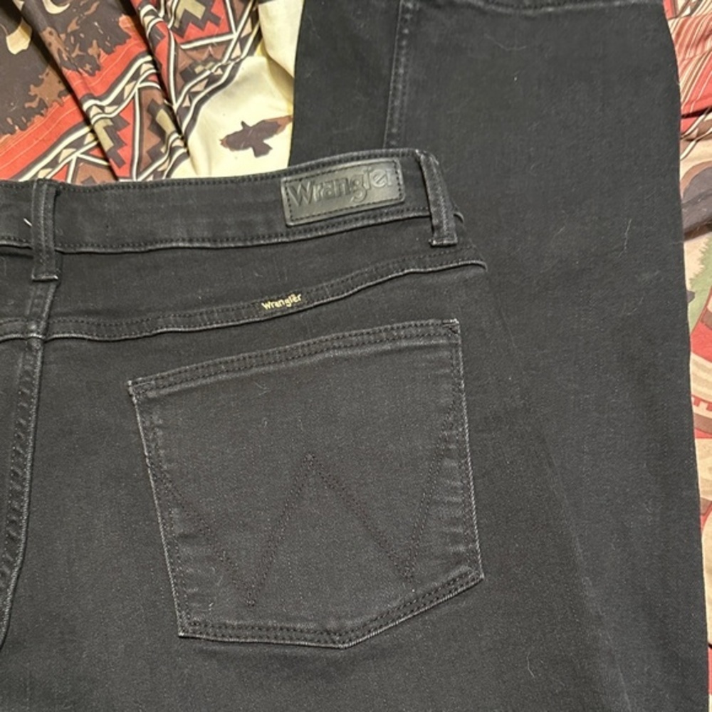 750.  Wrangler Women's Black high rise true Straight Leg Jeans